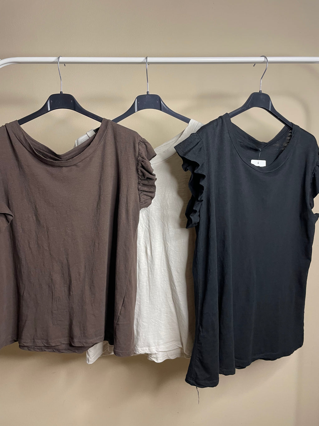 CAMISETAS BÁSICAS VOLANTE